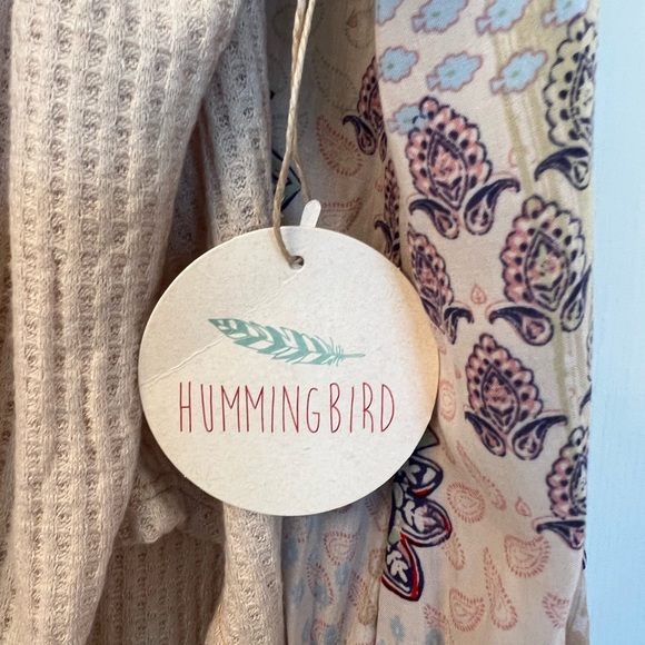 Hummingbird brand thermal with tie front printed sleeve top in size medium. - Picture 2 of 8